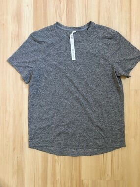 lululemon athletica Women's Heather Gray Short Sleeve Tee